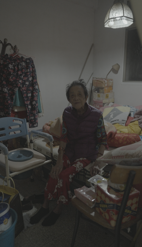 點亮微光中的孤單：床邊便盆椅旁的溫暖守護